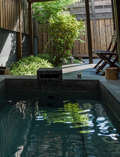 写真：昼神の棲 玄竹石造りの客室露天風呂